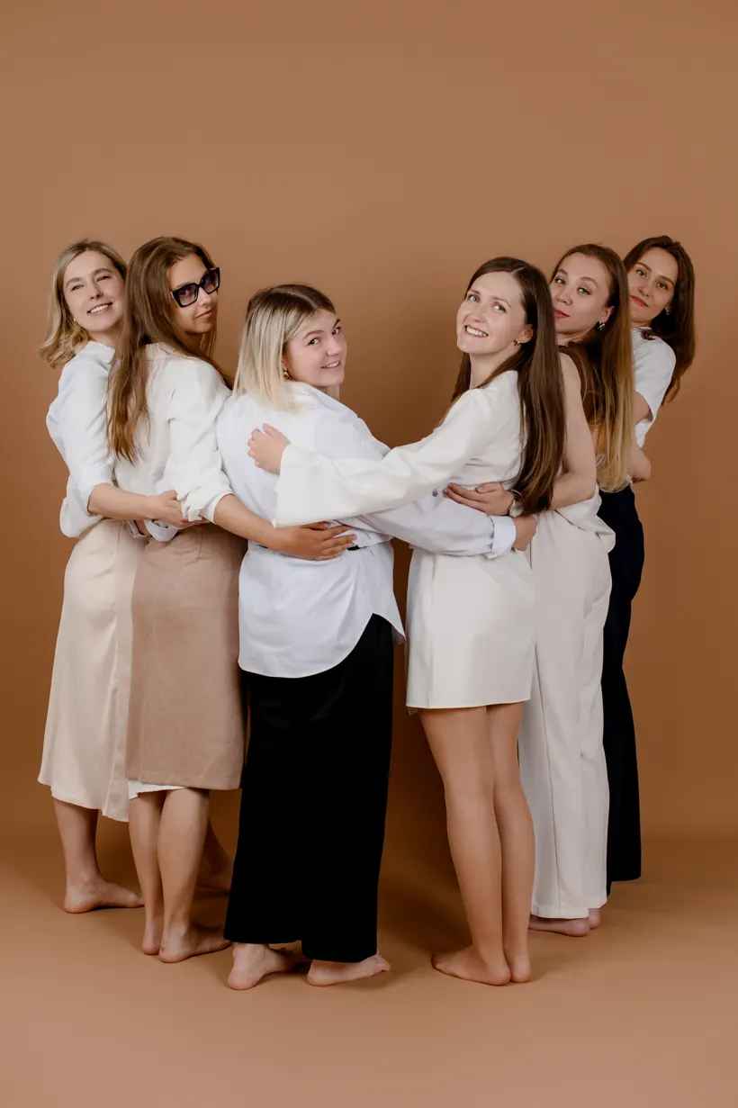 Фотосессия компании на бежевом фоне